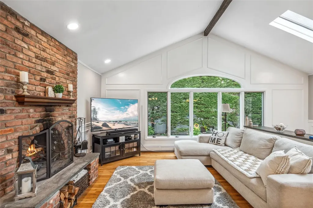 86 Phipps Lane Plainview NY 11803