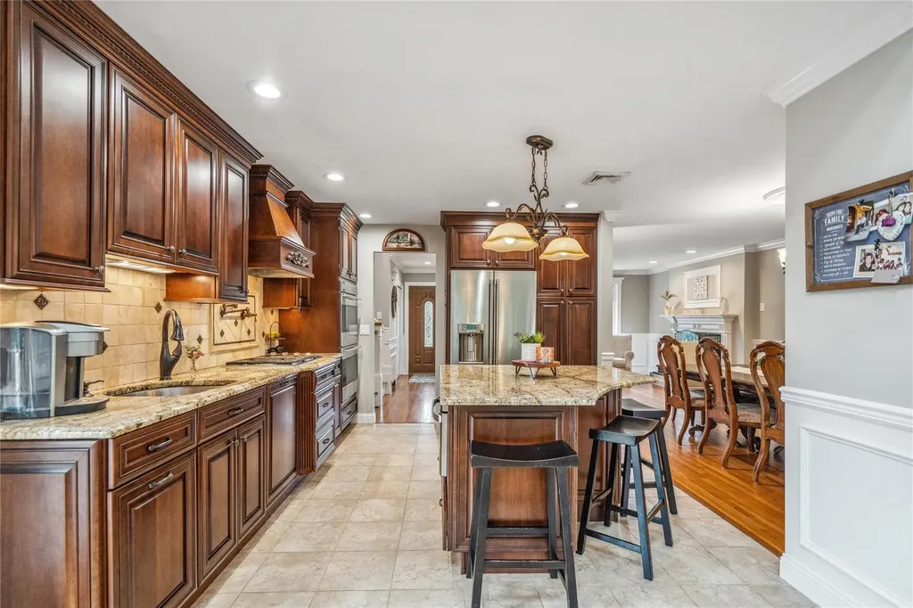86 Phipps Lane Plainview NY 11803