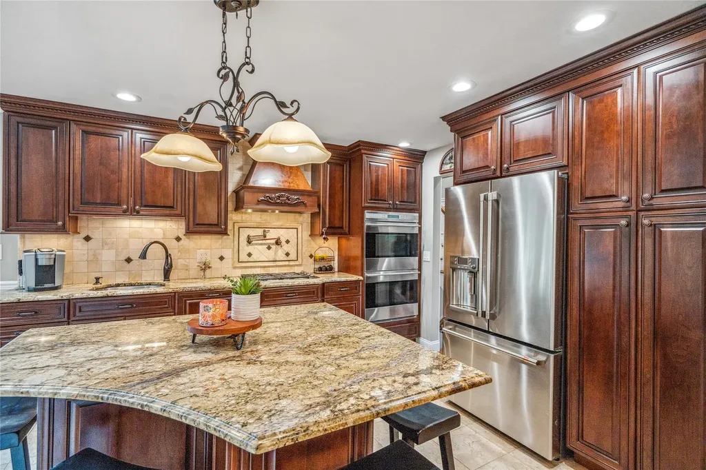86 Phipps Lane Plainview NY 11803