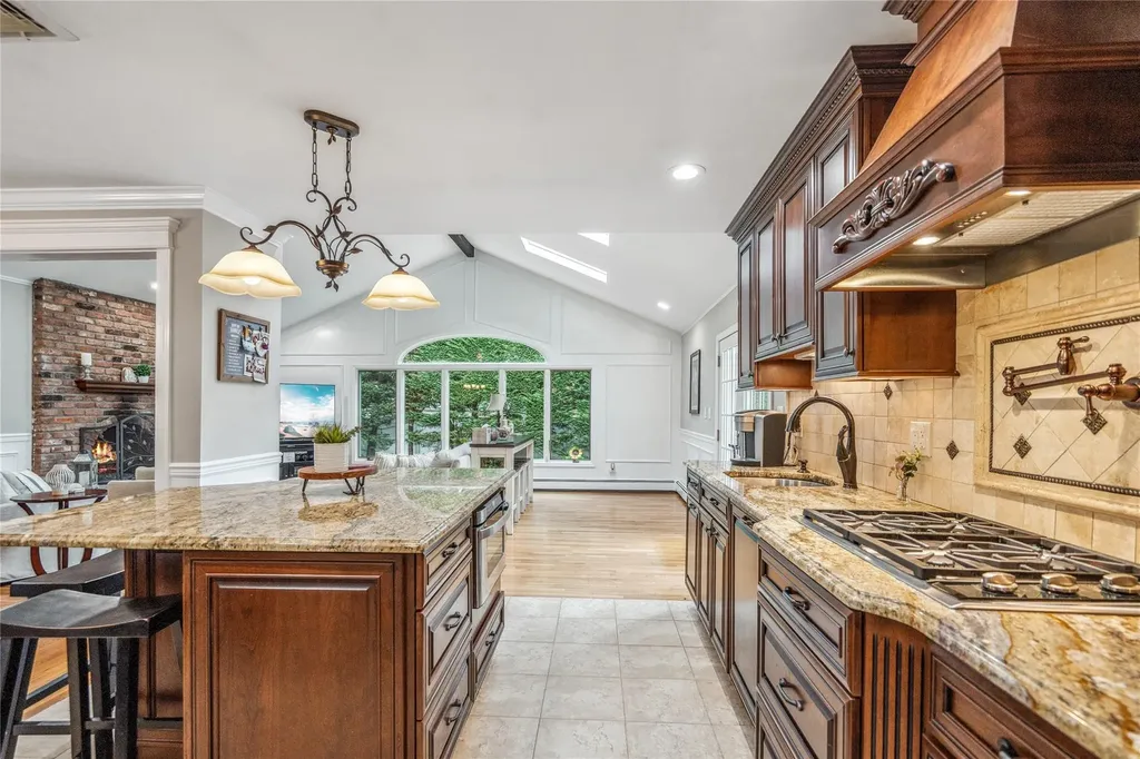 86 Phipps Lane Plainview NY 11803