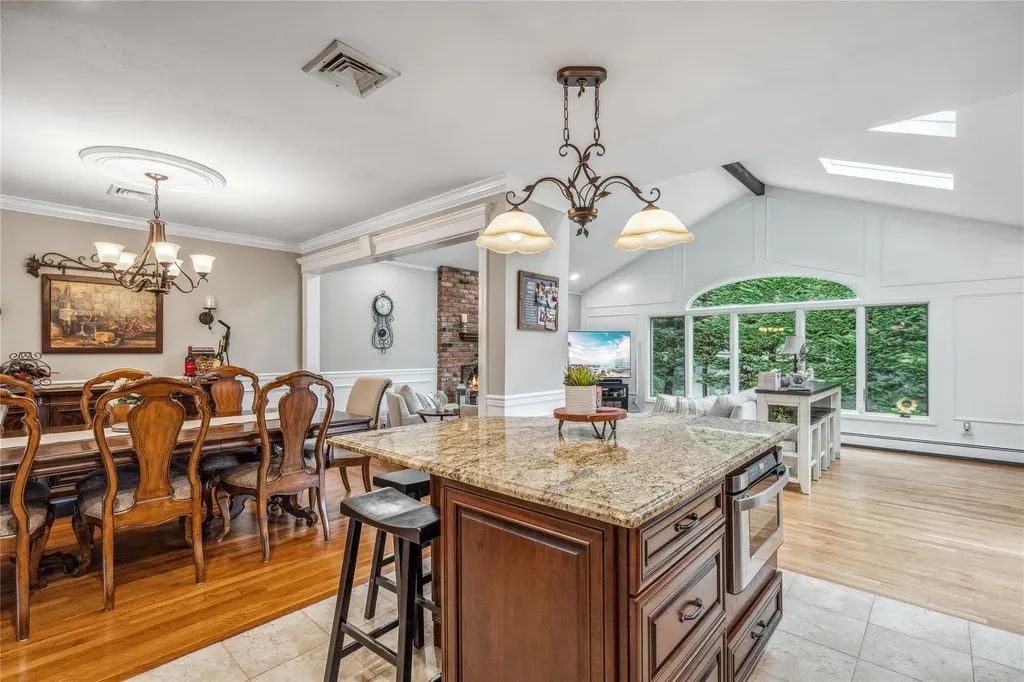 86 Phipps Lane Plainview NY 11803