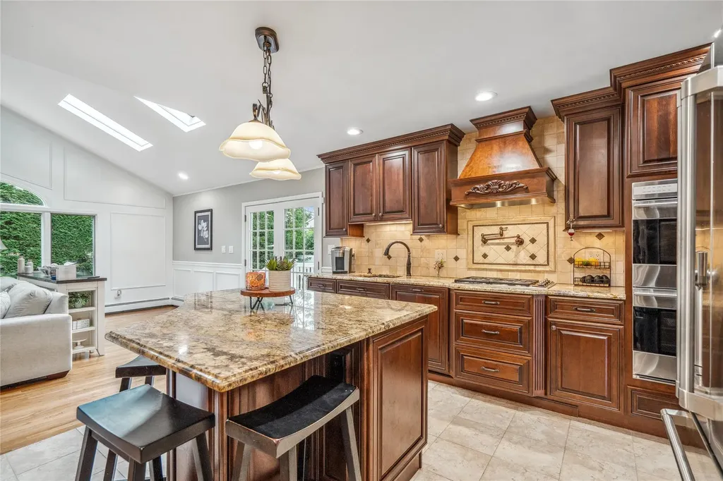 86 Phipps Lane Plainview NY 11803