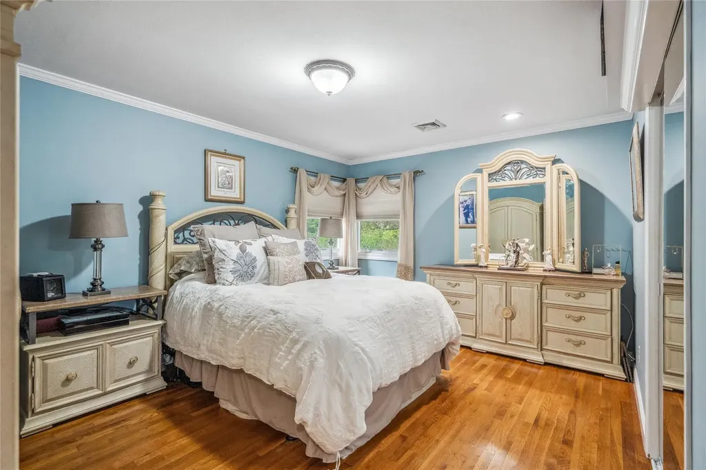 86 Phipps Lane Plainview NY 11803