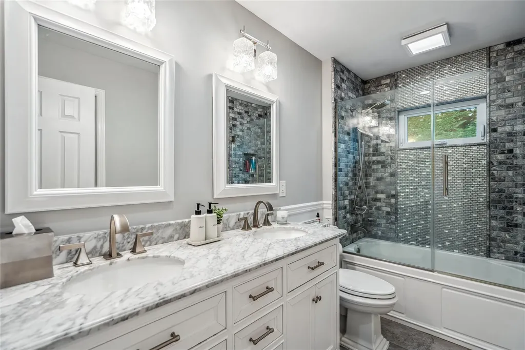 86 Phipps Lane Plainview NY 11803