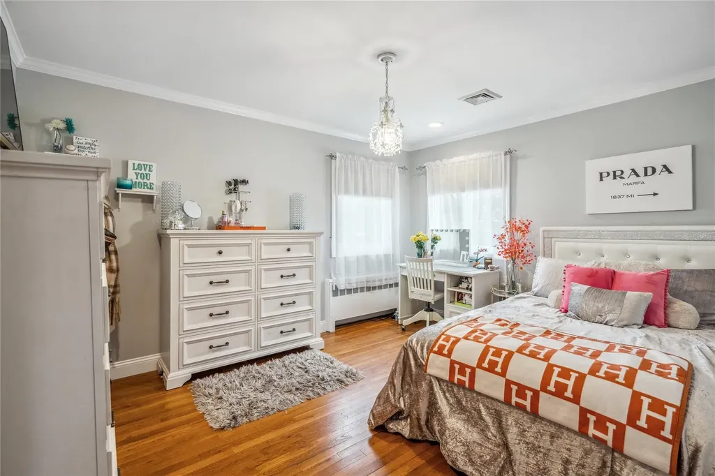 86 Phipps Lane Plainview NY 11803