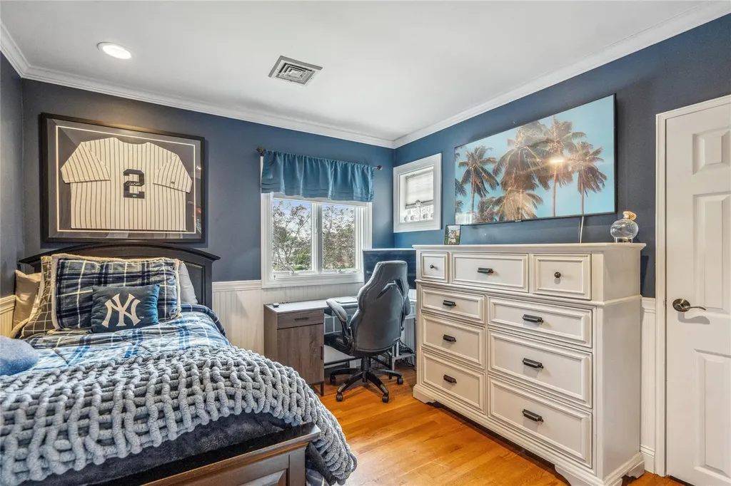 86 Phipps Lane Plainview NY 11803