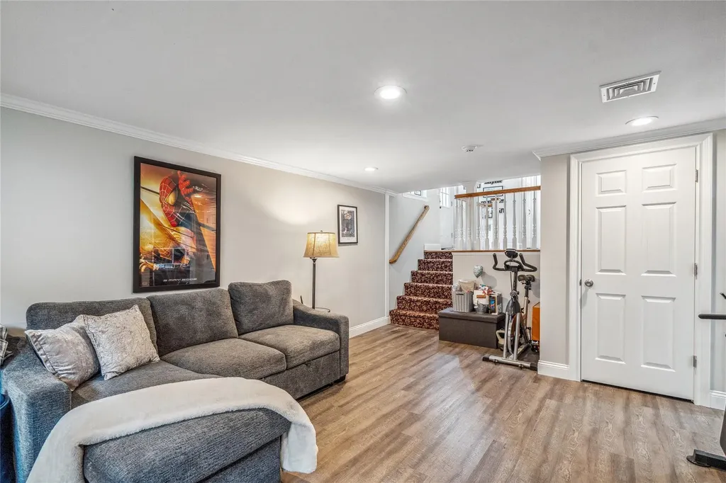 86 Phipps Lane Plainview NY 11803