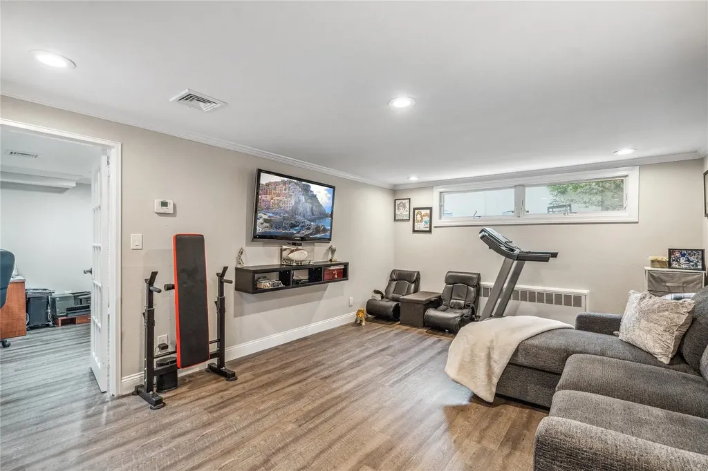 86 Phipps Lane Plainview NY 11803