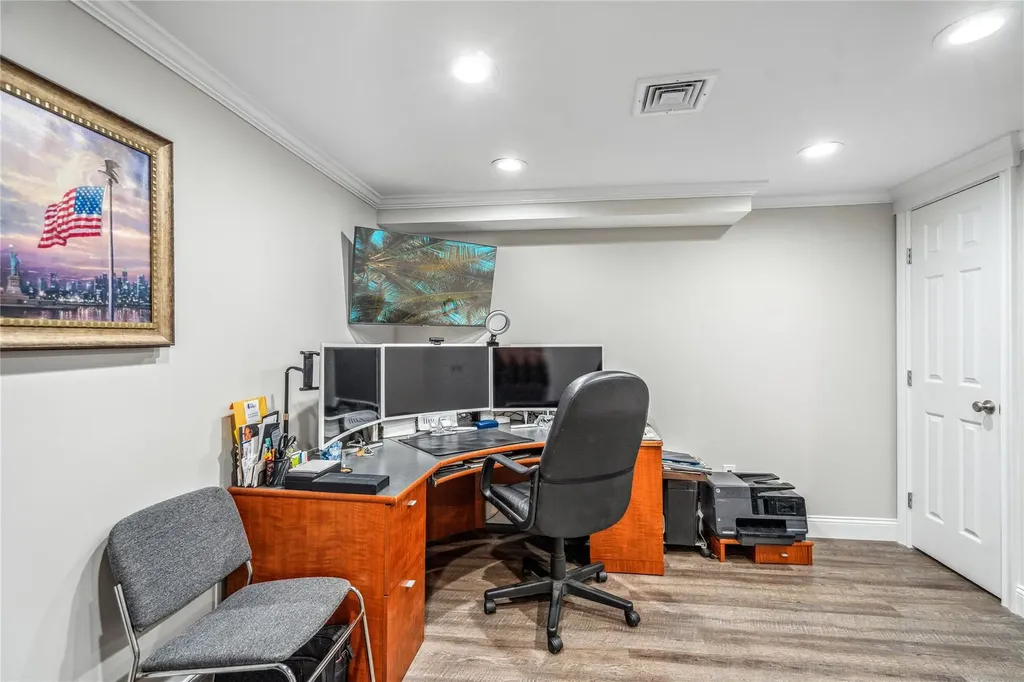 86 Phipps Lane Plainview NY 11803
