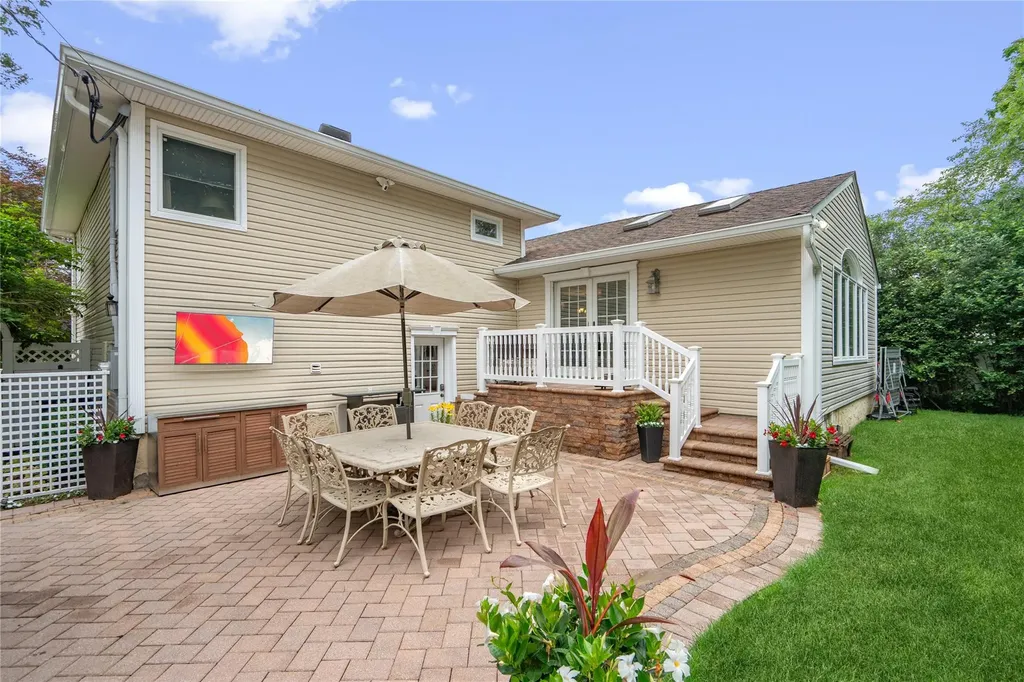 86 Phipps Lane Plainview NY 11803
