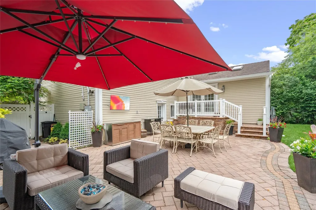 86 Phipps Lane Plainview NY 11803