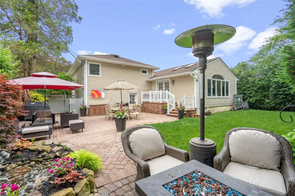 86 Phipps Lane Plainview NY 11803