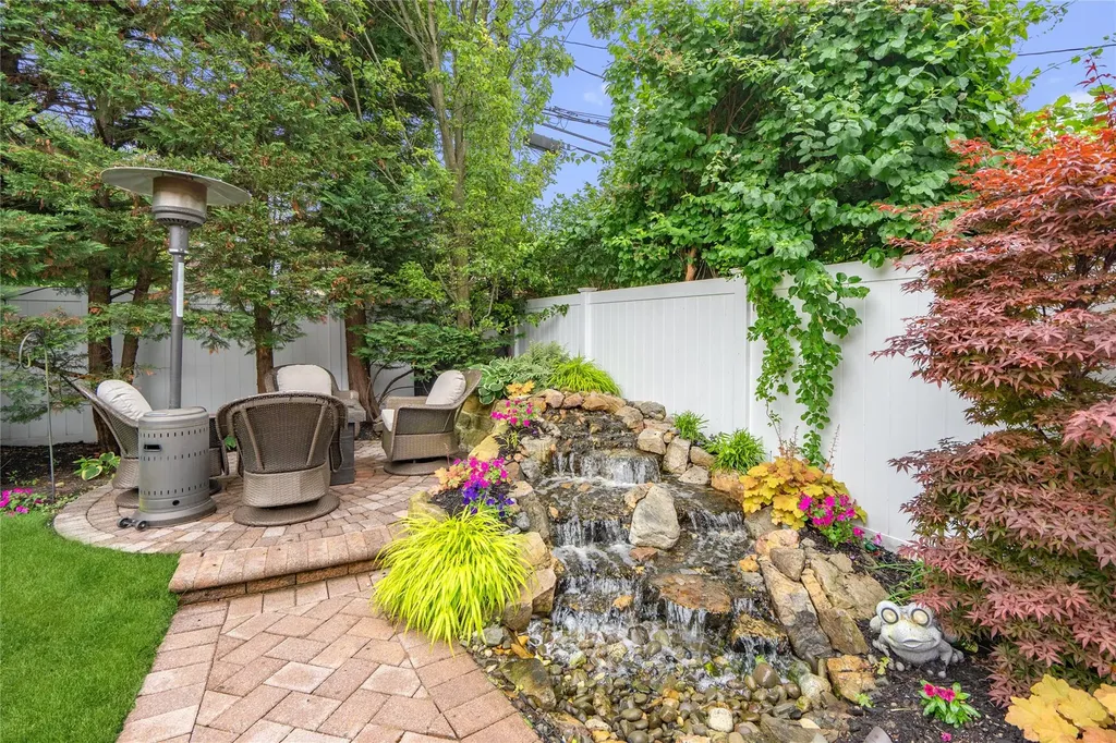 86 Phipps Lane Plainview NY 11803