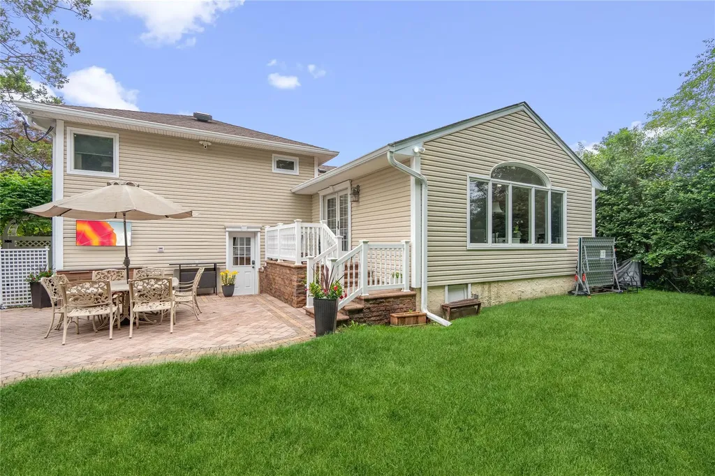86 Phipps Lane Plainview NY 11803