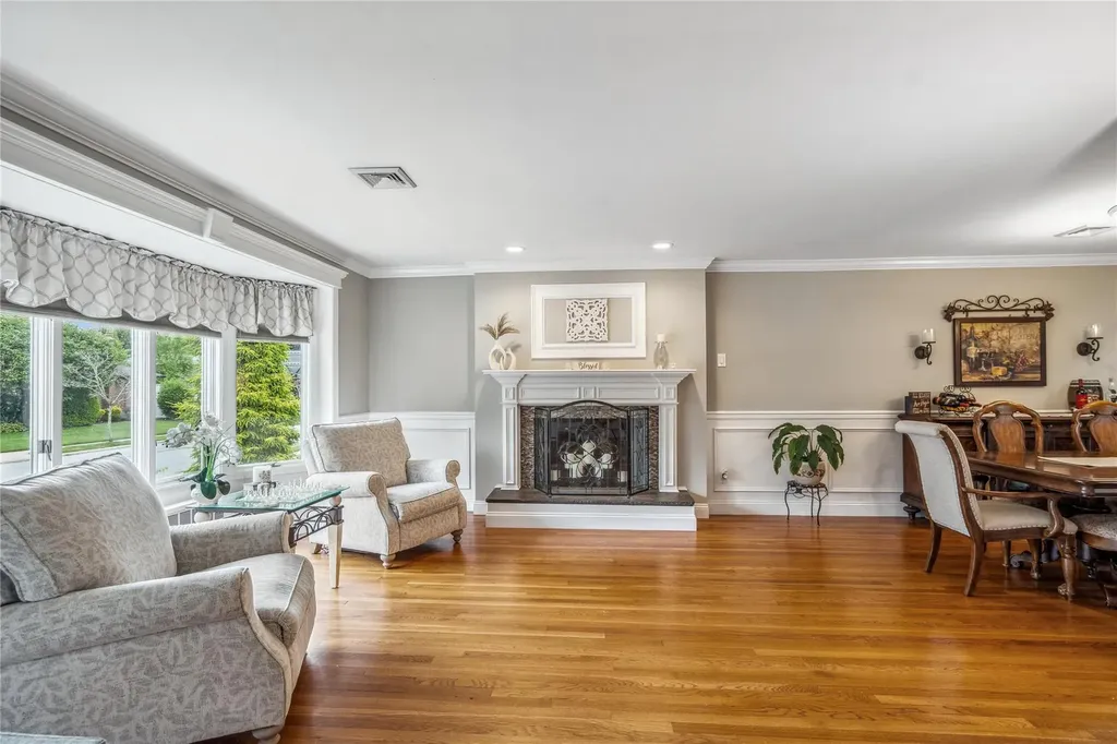 86 Phipps Lane Plainview NY 11803