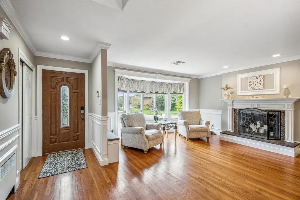 86 Phipps Lane Plainview NY 11803