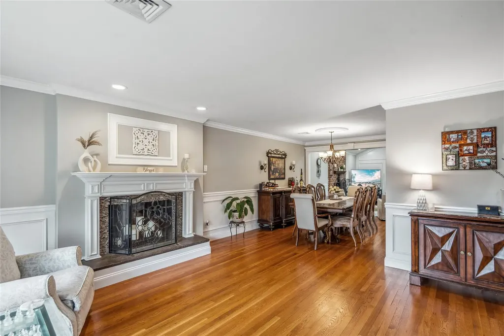 86 Phipps Lane Plainview NY 11803