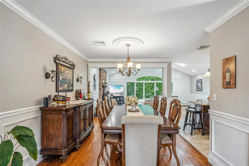 86 Phipps Lane Plainview NY 11803