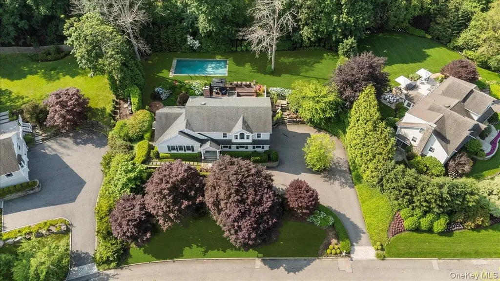 6 Halyard Court Cold Spring Harbor NY 11724