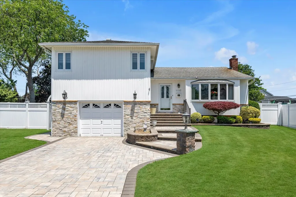 1182 Adrienne Lane Seaford NY 11783