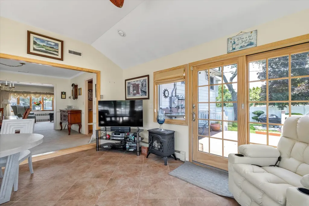 1182 Adrienne Lane Seaford NY 11783