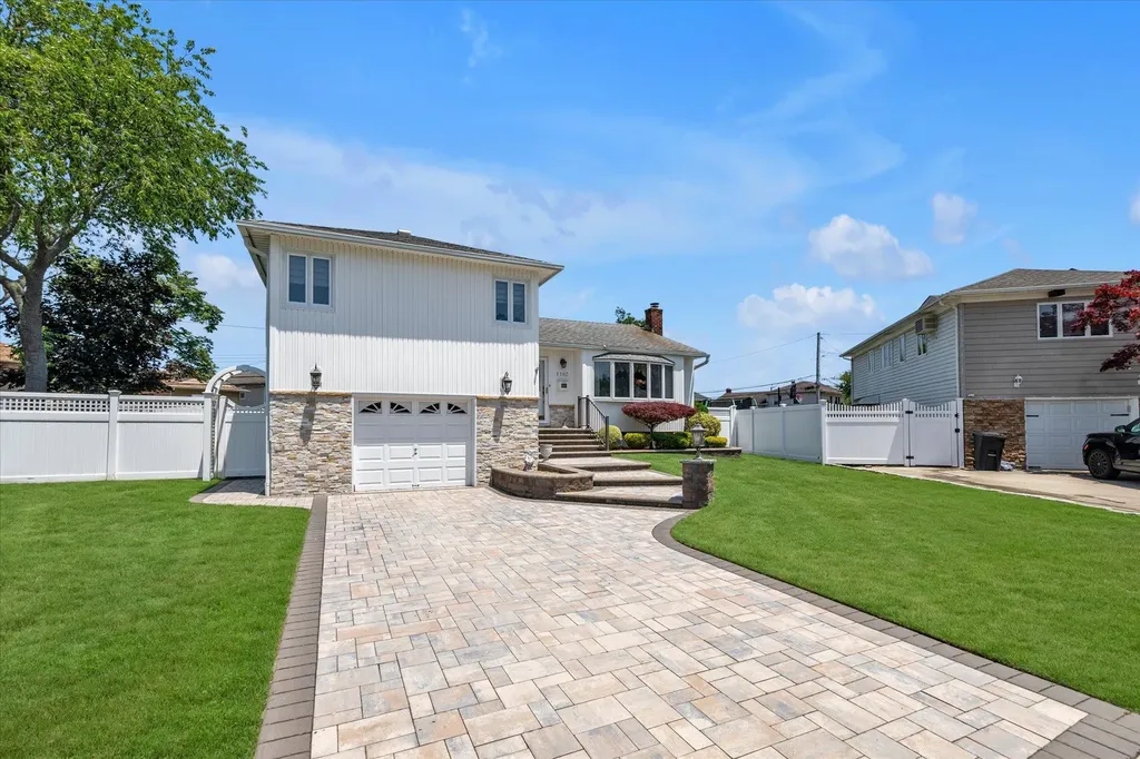 1182 Adrienne Lane Seaford NY 11783