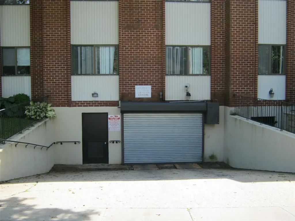 665 Chestnut Street Cedarhurst NY 11516
