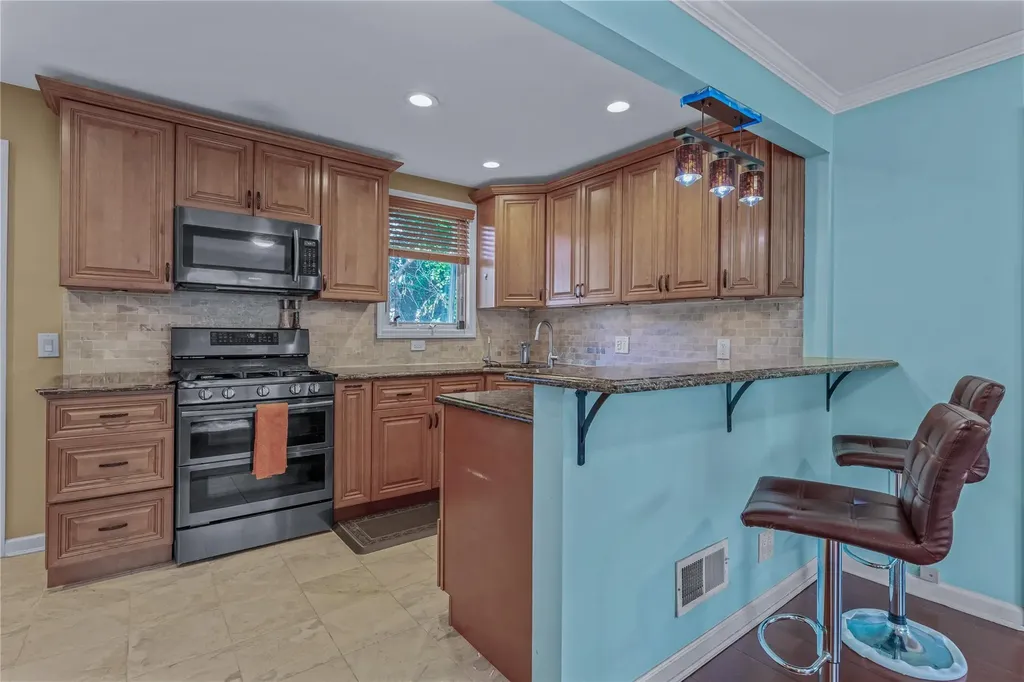72 Harris Avenue Hewlett NY 11557