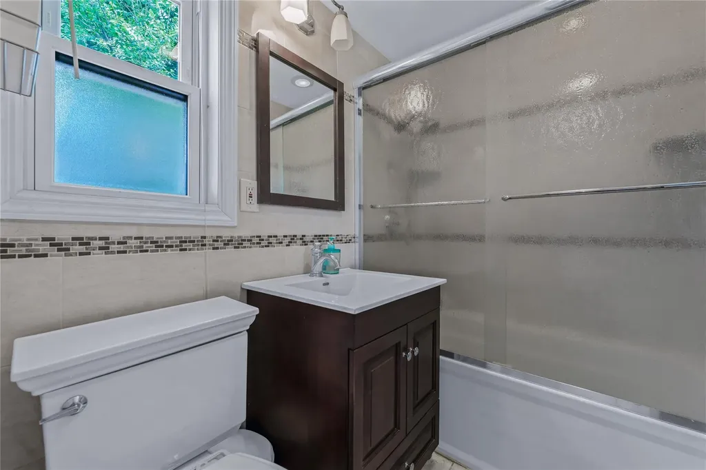 72 Harris Avenue Hewlett NY 11557