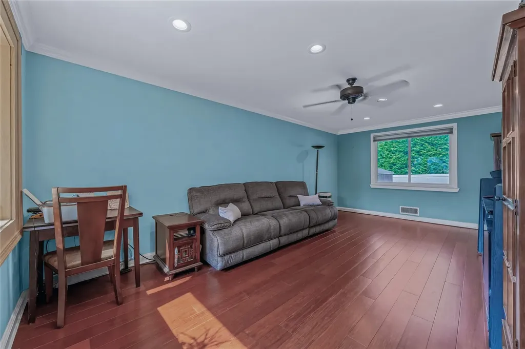 72 Harris Avenue Hewlett NY 11557