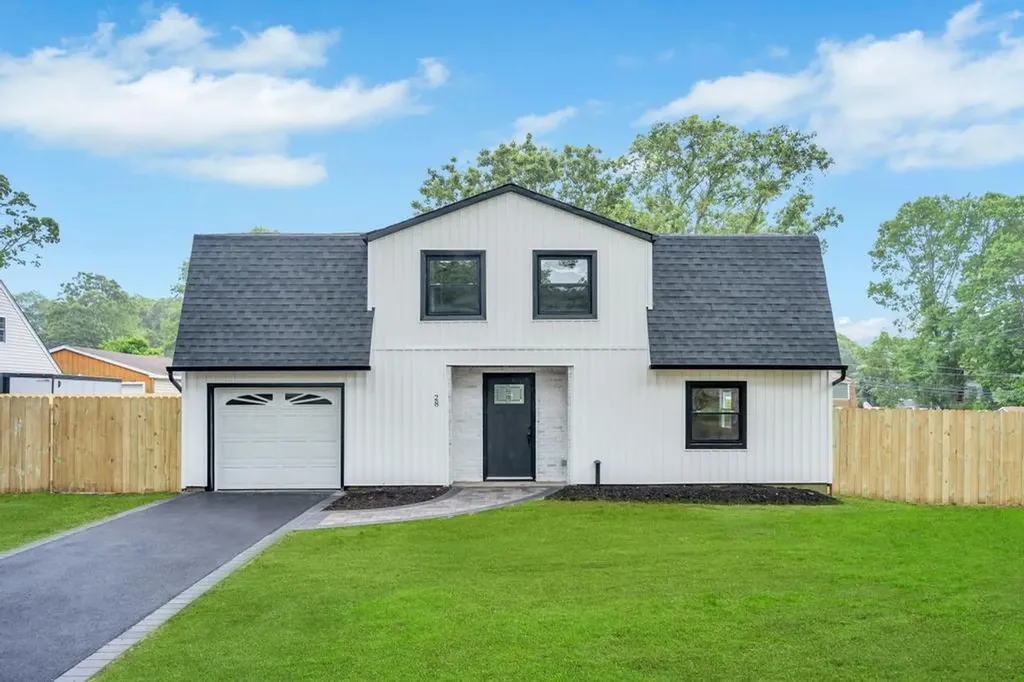 28 Hettys Path Farmingville NY 11738