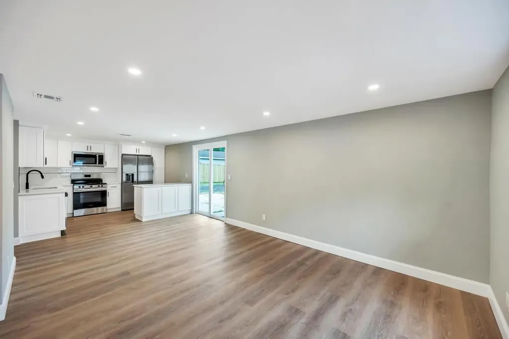 28 Hettys Path Farmingville NY 11738