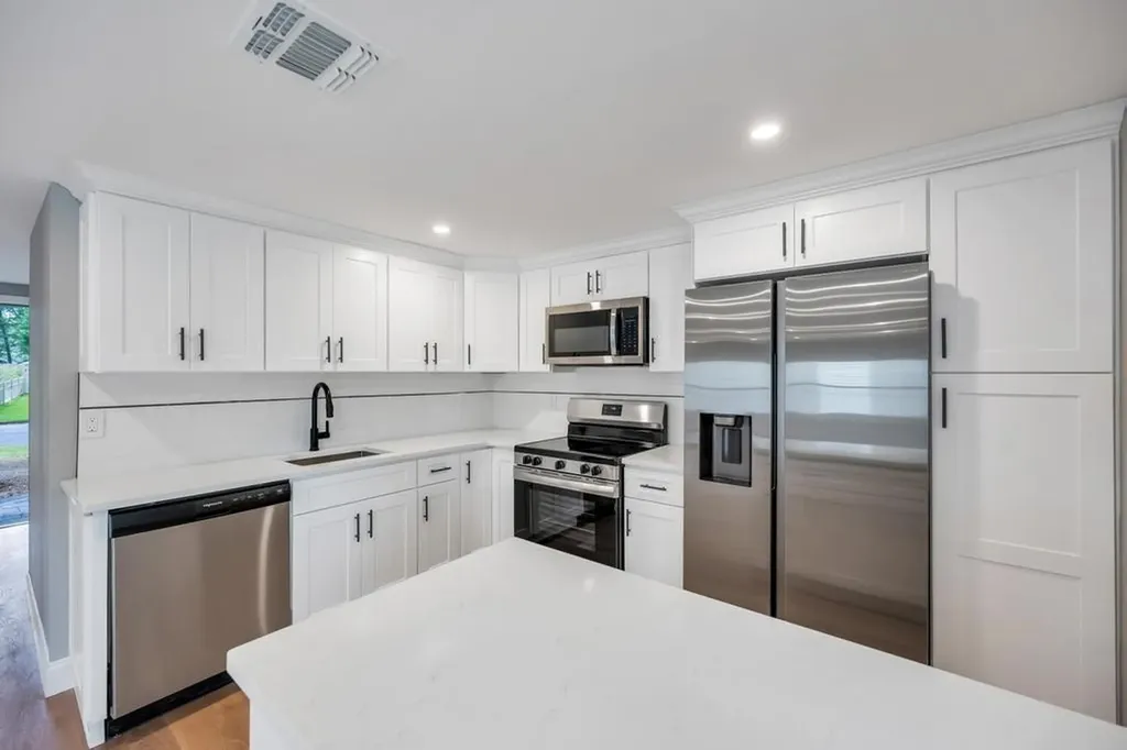 28 Hettys Path Farmingville NY 11738