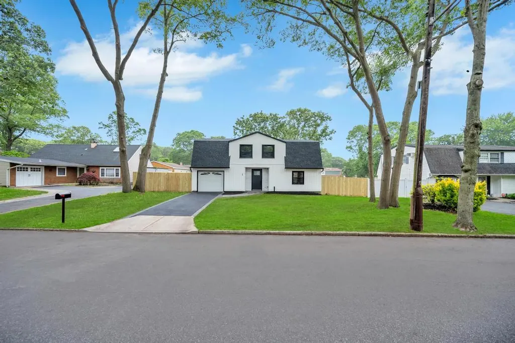 28 Hettys Path Farmingville NY 11738