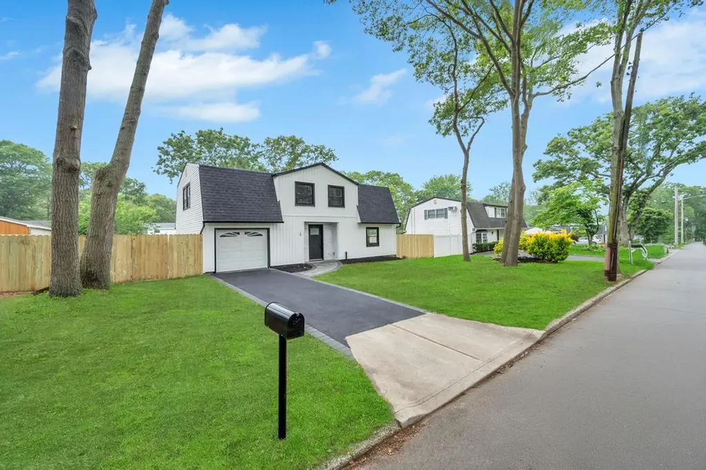 28 Hettys Path Farmingville NY 11738