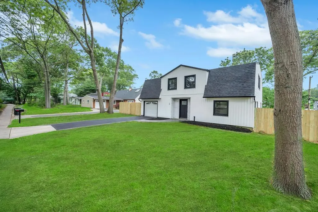 28 Hettys Path Farmingville NY 11738