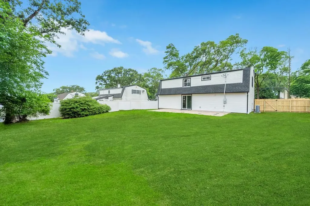 28 Hettys Path Farmingville NY 11738