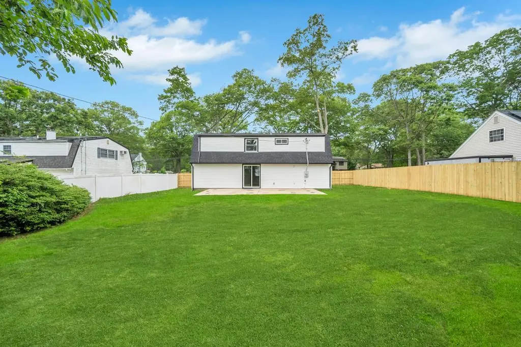 28 Hettys Path Farmingville NY 11738