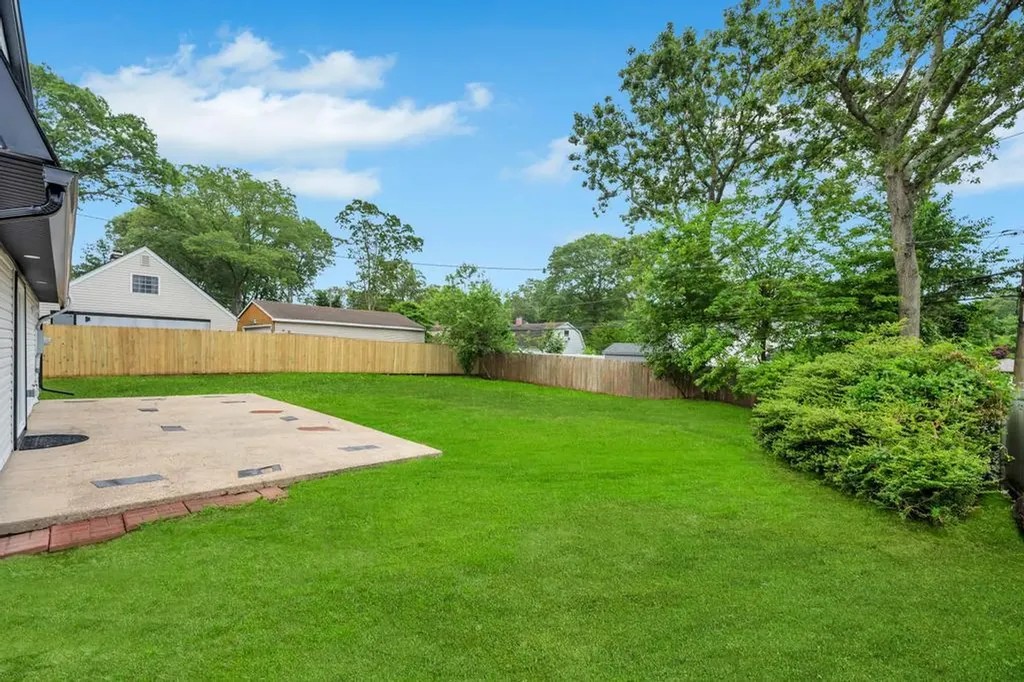 28 Hettys Path Farmingville NY 11738
