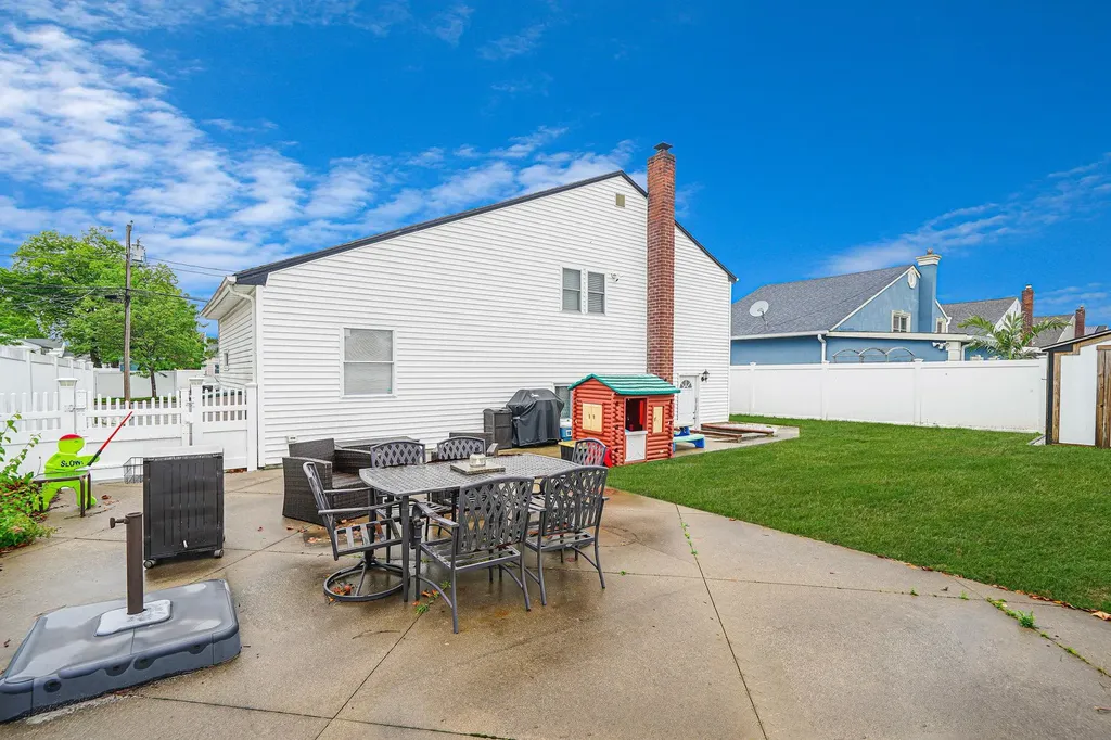 150 Pratt Street West Babylon NY 11704