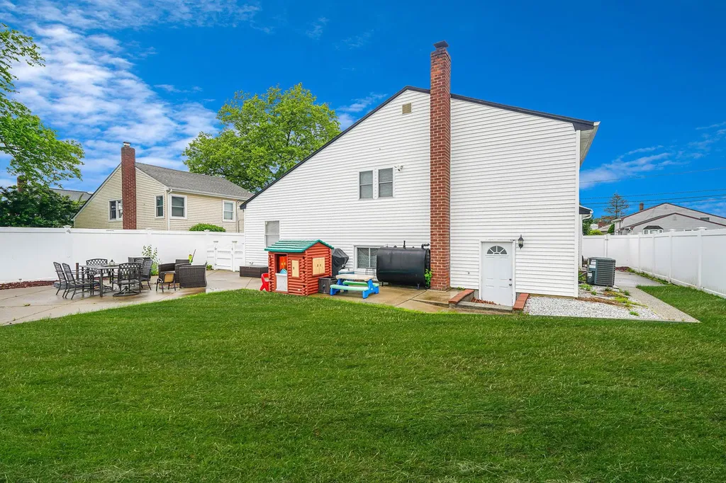 150 Pratt Street West Babylon NY 11704