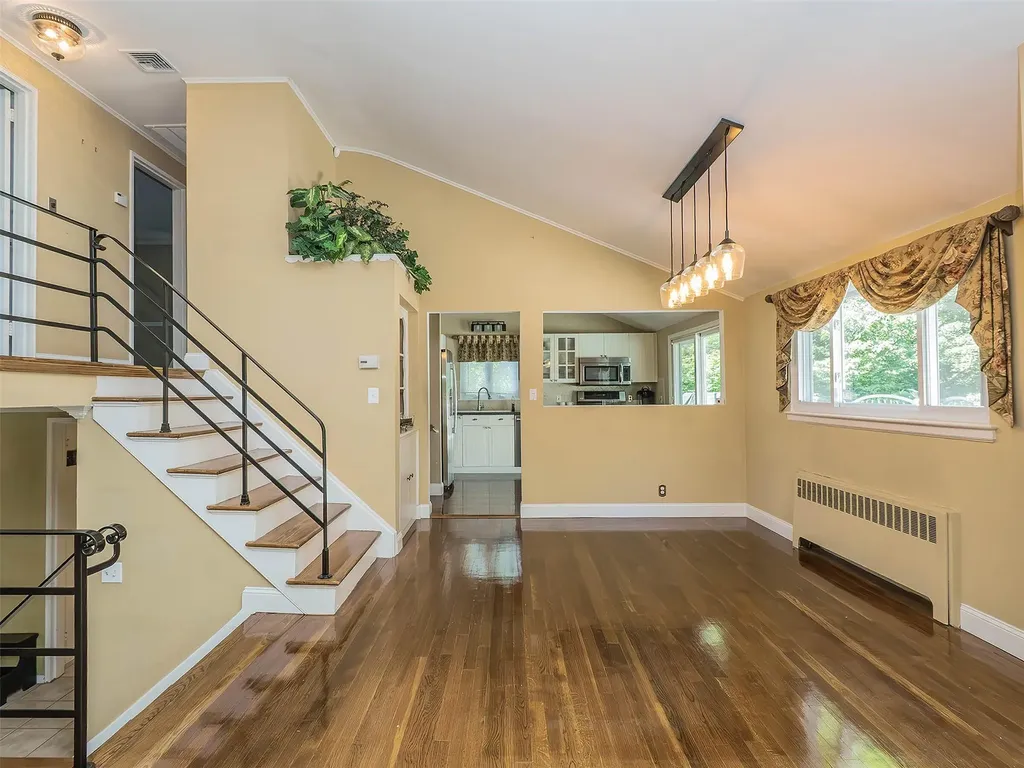 1 Barry Drive Glen Cove NY 11542