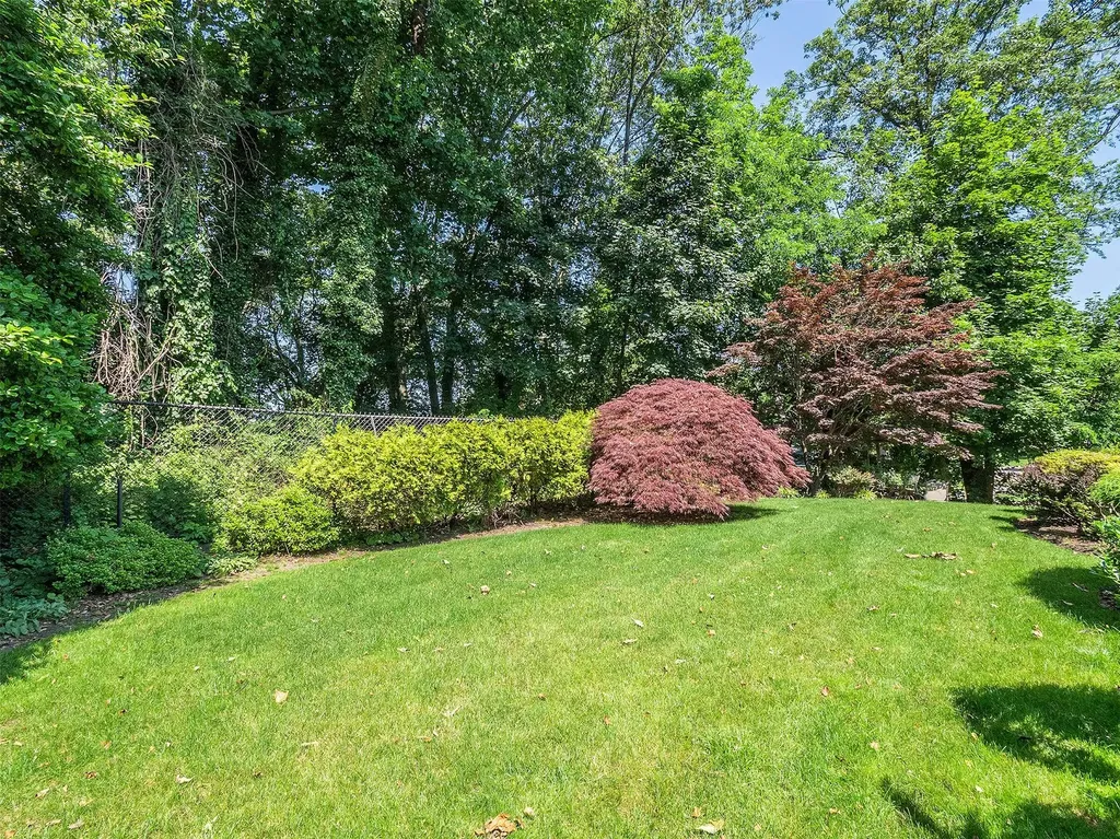 1 Barry Drive Glen Cove NY 11542