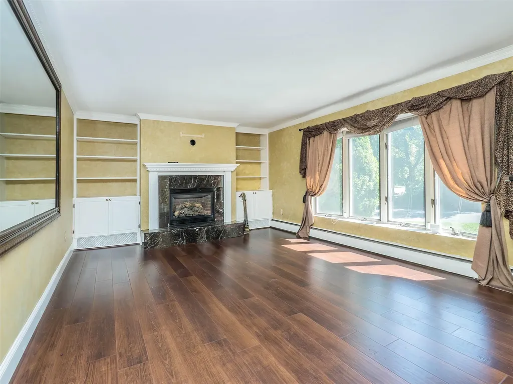 1 Barry Drive Glen Cove NY 11542
