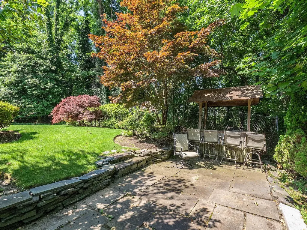 1 Barry Drive Glen Cove NY 11542