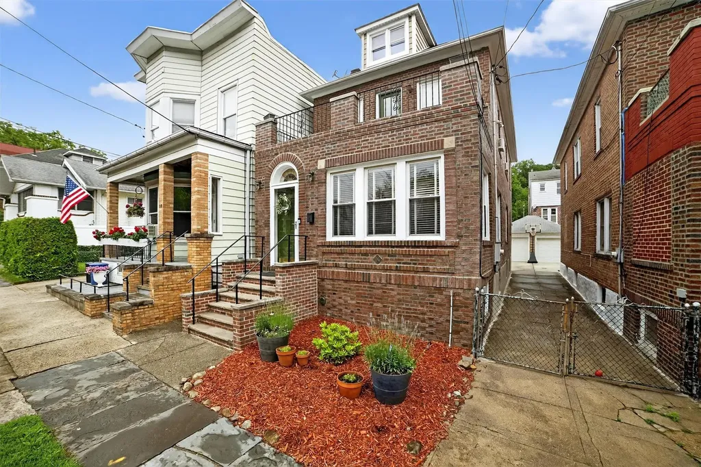 131 E 238th Street Bronx NY 10470