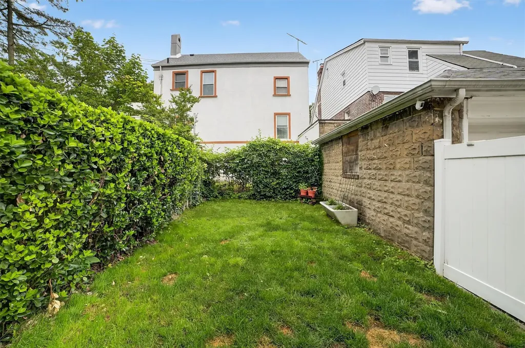 131 E 238th Street Bronx NY 10470