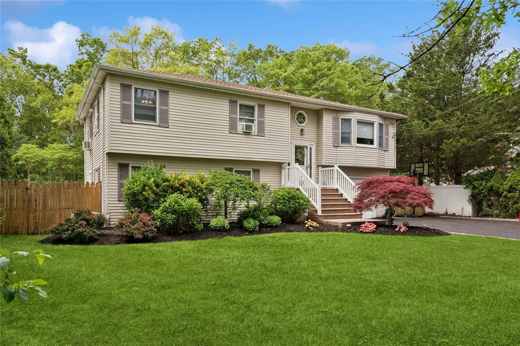 40 Dillmont Drive Smithtown NY 11787