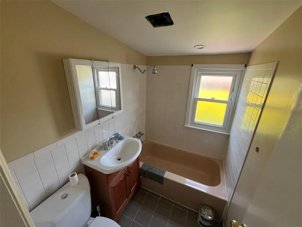 615 Floral Place Babylon NY 11702