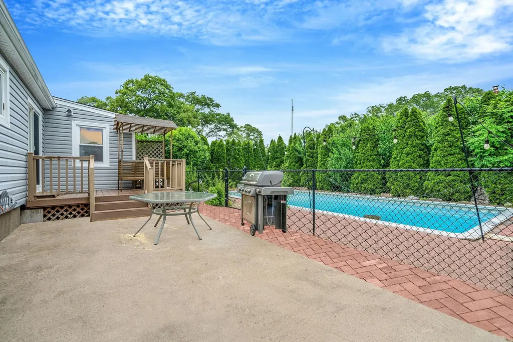 107 Avenue E Holbrook NY 11741